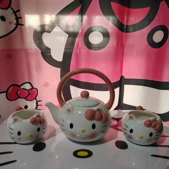 EXCLUSIVE - Hello Kitty Tea Set (Not A Toy) - Picture 2 of 8
